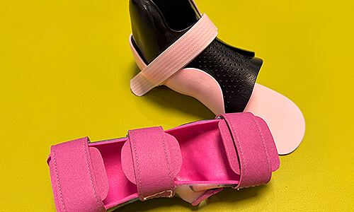 Individuell angepasste Fußorthese mit Polsterung und Fixierbändern zur Stabilisierung und Korrektur der Fußstellung