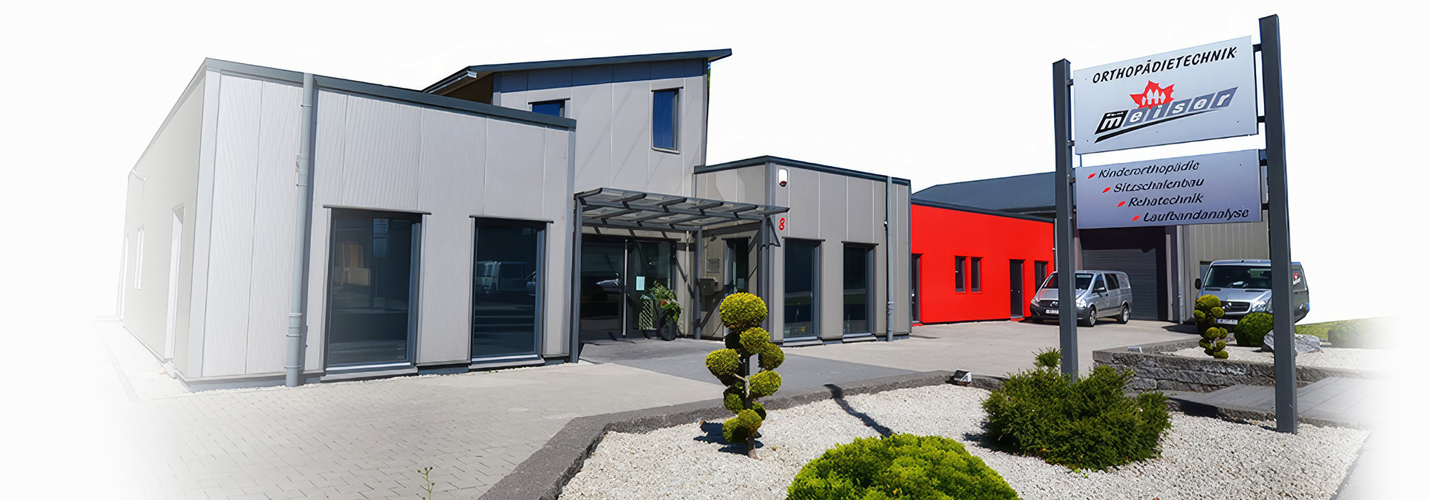 Außenansicht eines Orthopädietechnik-Unternehmens mit barrierefreiem Zugang