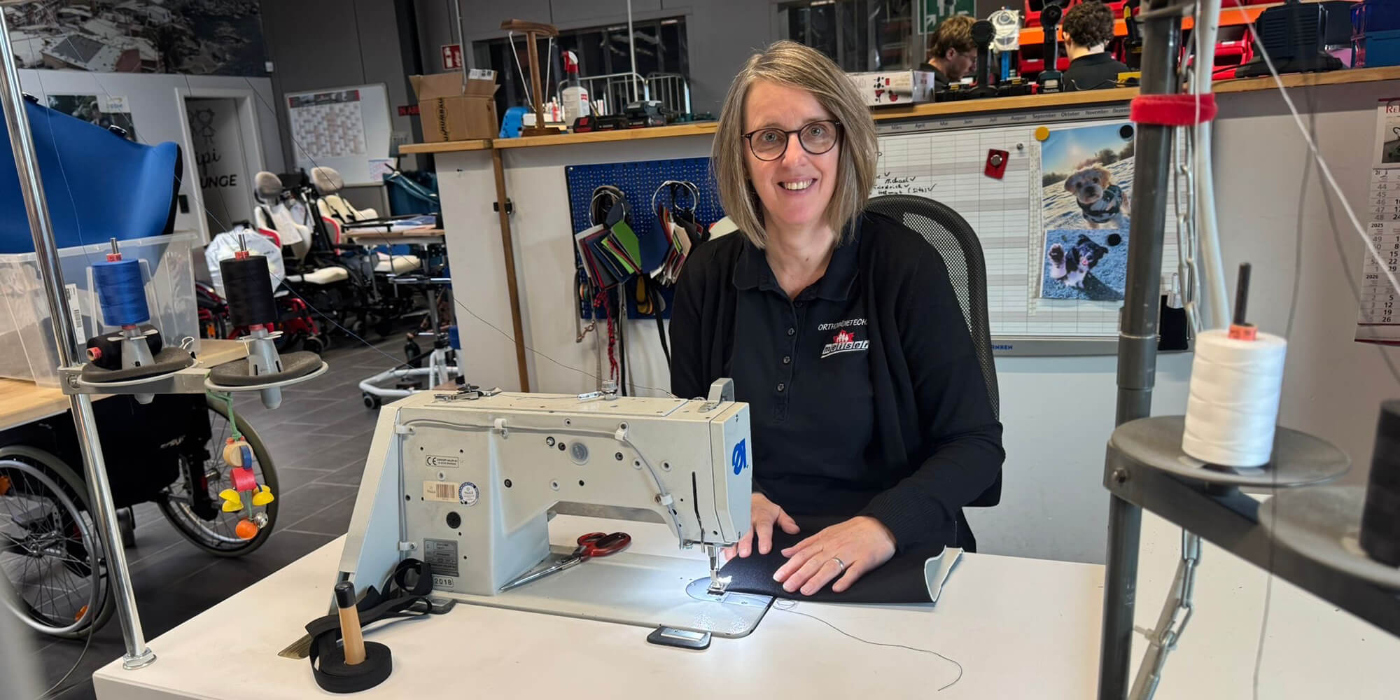 Mitarbeiterin näht orthopädisches Hilfsmittel an einer Industrienähmaschine in der Werkstatt